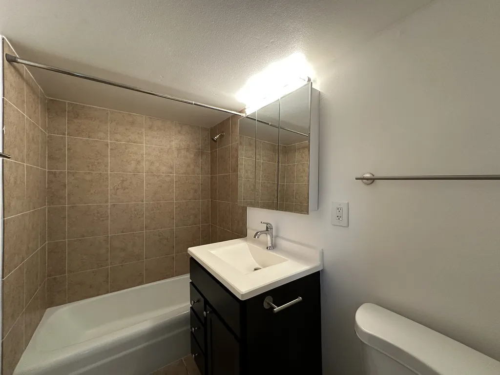 525 N Quentin Rd, Palatine,  60067, USA 60067-unit#104-Chicago-IL