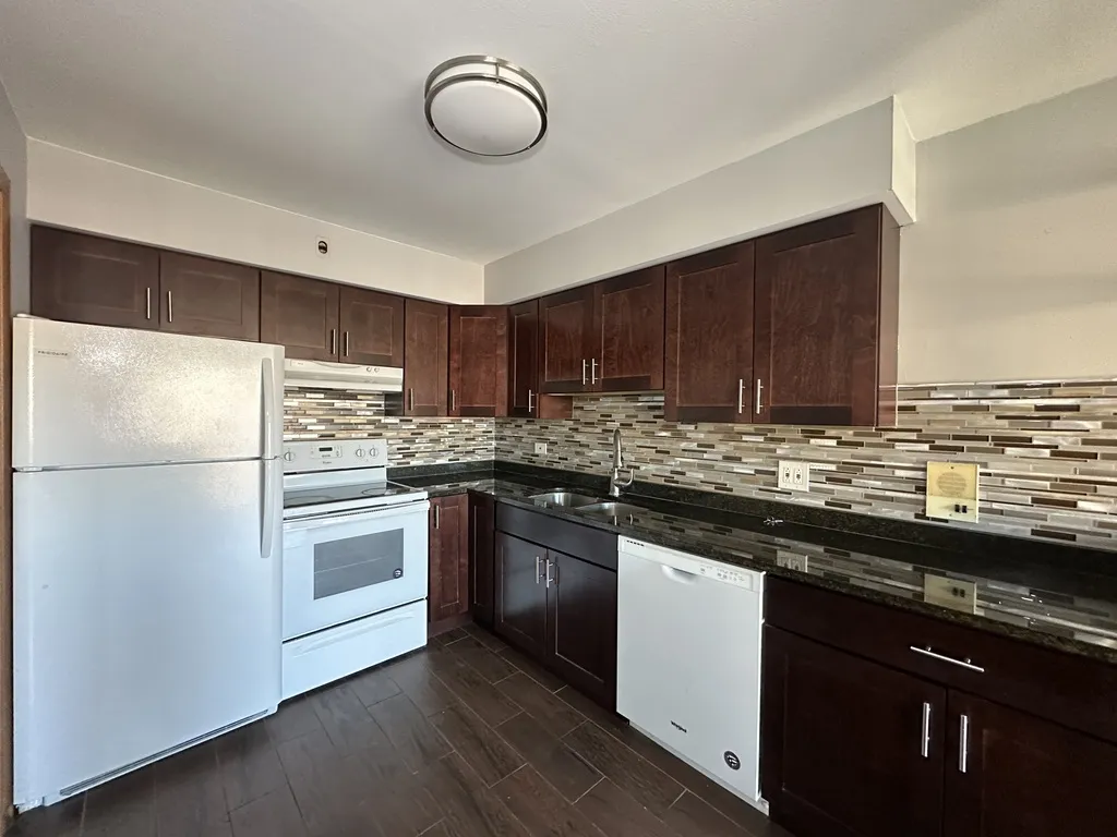 1026 S River Rd, Des Plaines,  60016, USA 60016-unit#3B-Chicago-IL