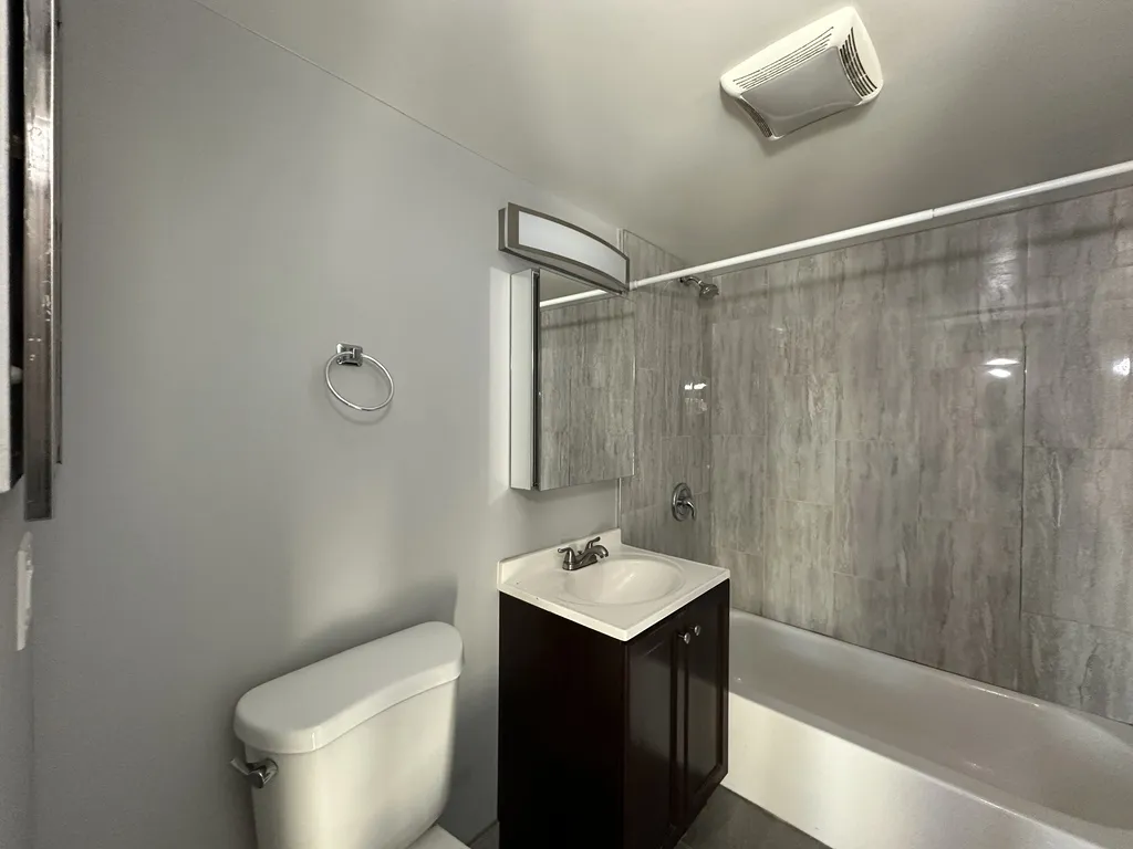 1026 S River Rd, Des Plaines,  60016, USA 60016-unit#3B-Chicago-IL