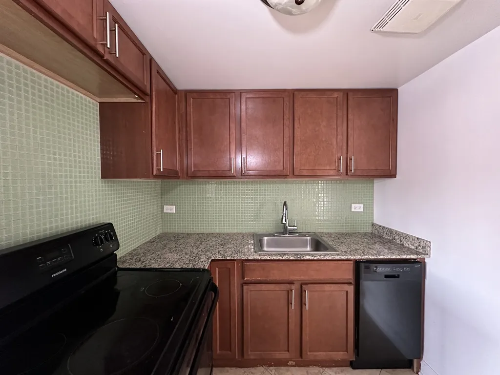 7632 N Milwaukee Ave, Niles,  60714, USA 60714-unit#2B-Chicago-IL