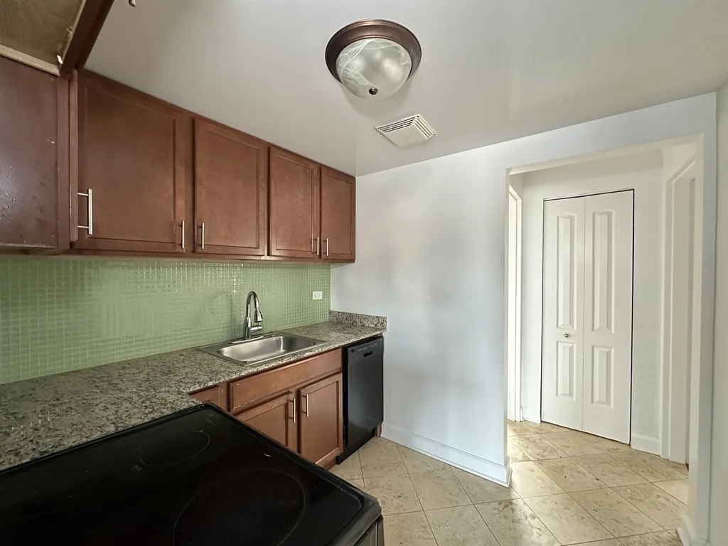 7632 N Milwaukee Ave, Niles,  60714, USA 60714-unit#2B-Chicago-IL