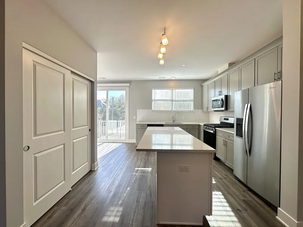 613 Broadway St, Libertyville,  60048, USA 60048-unit#TH-Chicago-IL