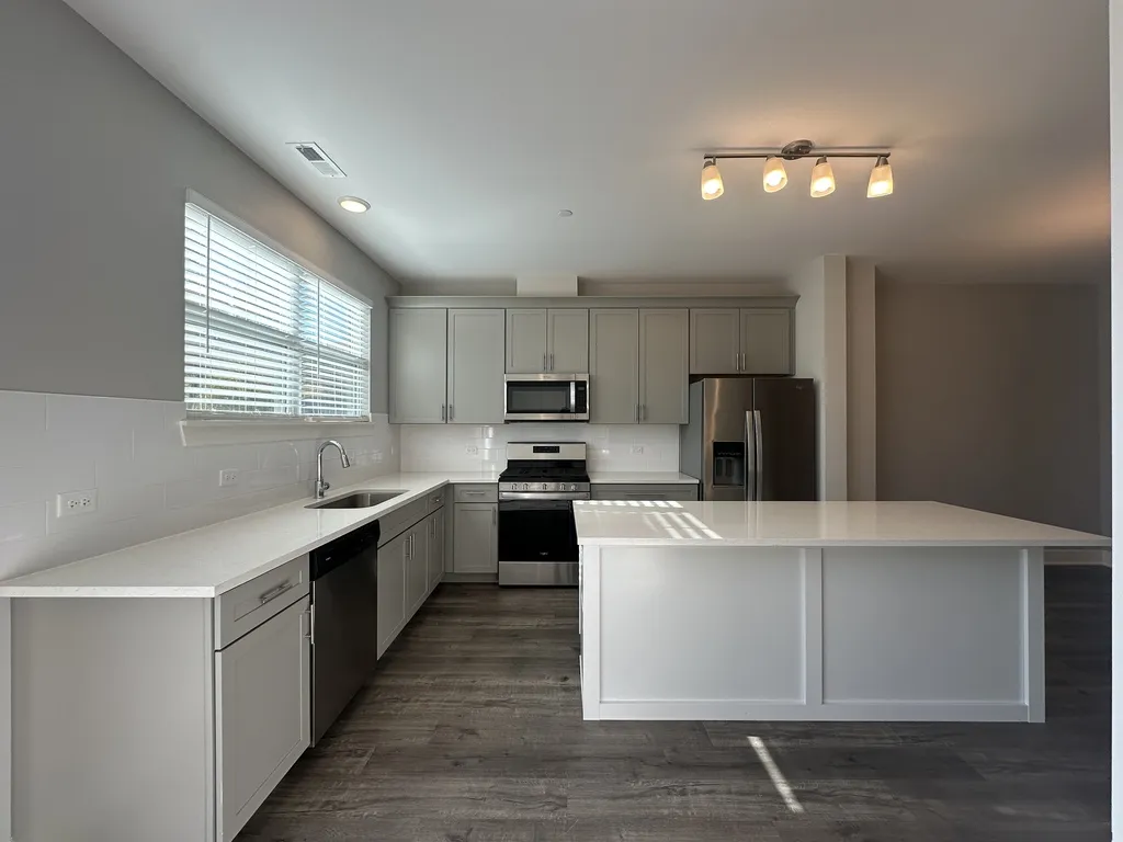 613 Broadway St, Libertyville,  60048, USA 60048-unit#TH-Chicago-IL
