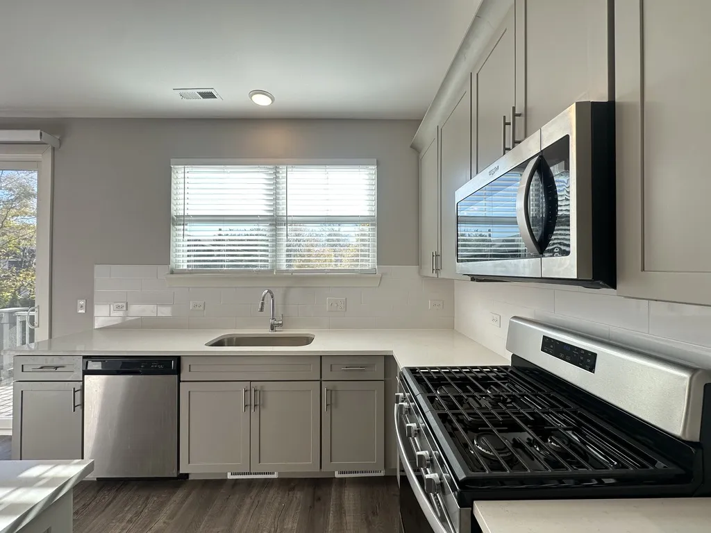 613 Broadway St, Libertyville,  60048, USA 60048-unit#TH-Chicago-IL