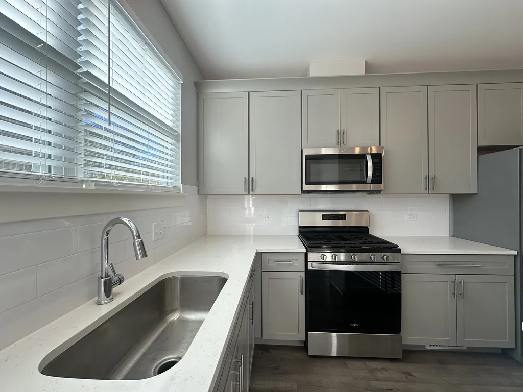 613 Broadway St, Libertyville,  60048, USA 60048-unit#TH-Chicago-IL