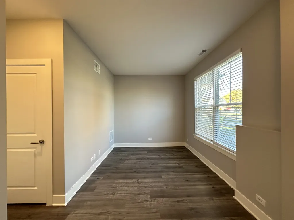 613 Broadway St, Libertyville,  60048, USA 60048-unit#TH-Chicago-IL