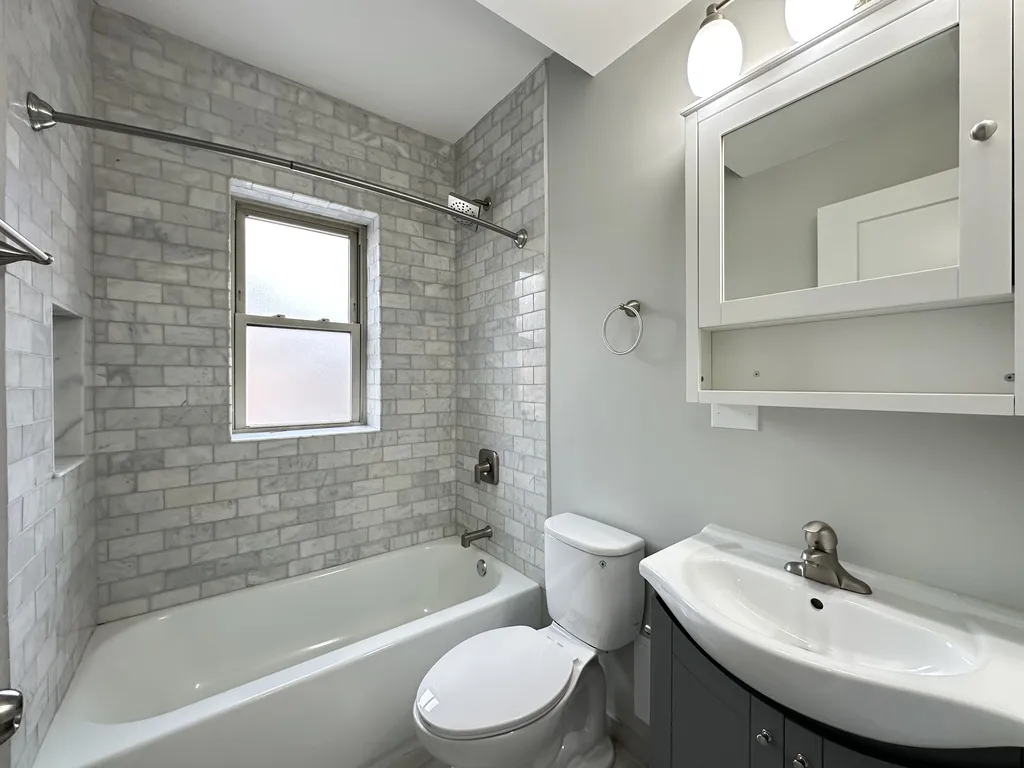 234 S Maple Ave, Oak Park,  60302, USA 60302-unit#2G-Chicago-IL