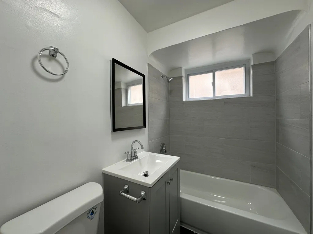 6715 N California Ave, ,  60645, USA 60645-unit#1W-Chicago-IL