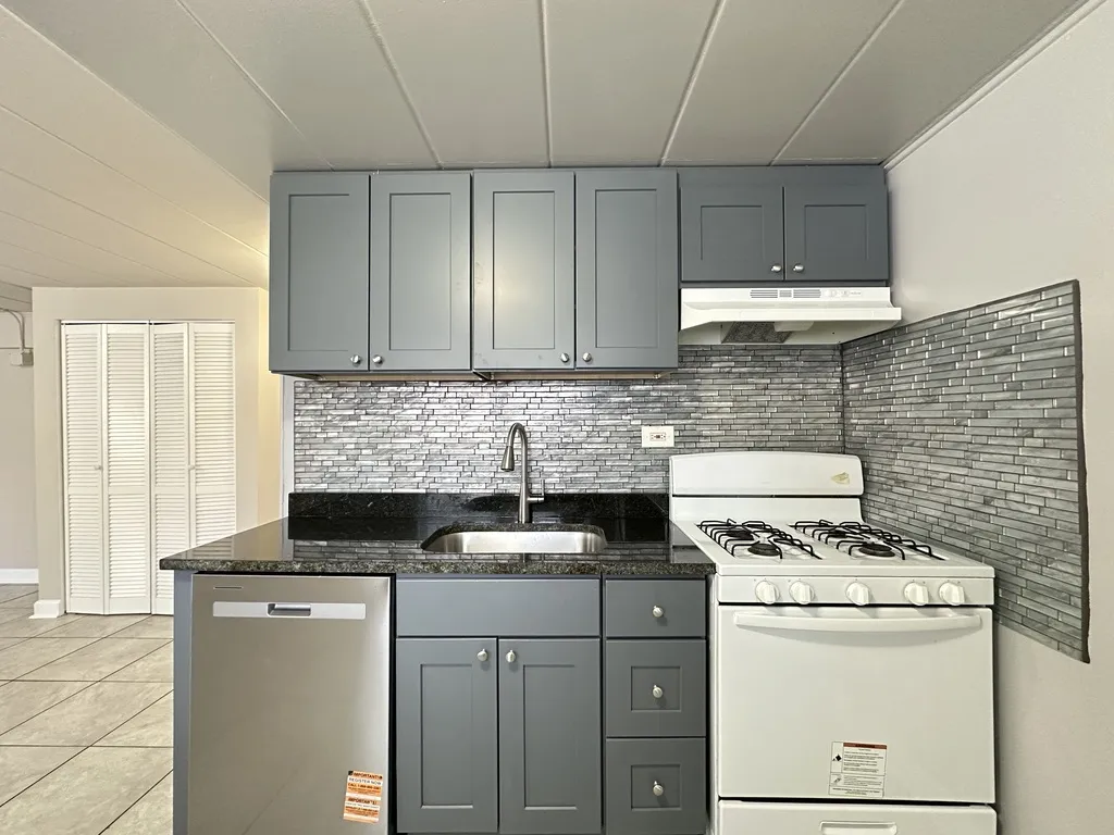 9632 Ivanhoe Ave, Schiller Park,  60176, USA 60176-unit#1A-Chicago-IL