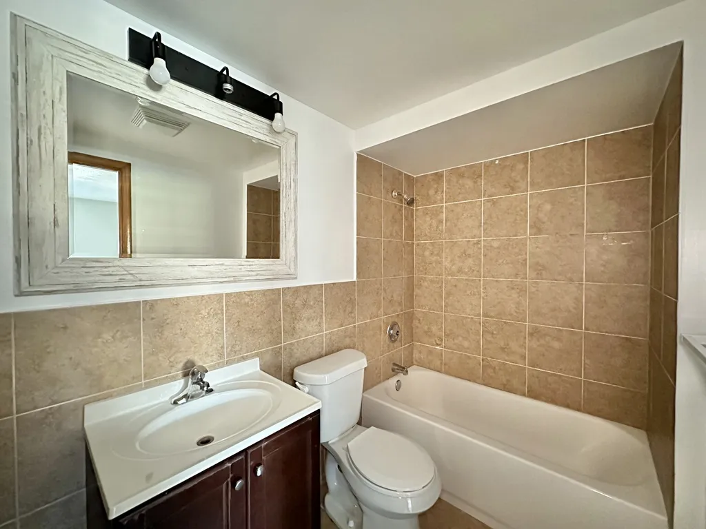 1004 S River Rd, Des Plaines,  60016, USA 60016-unit#102-Chicago-IL