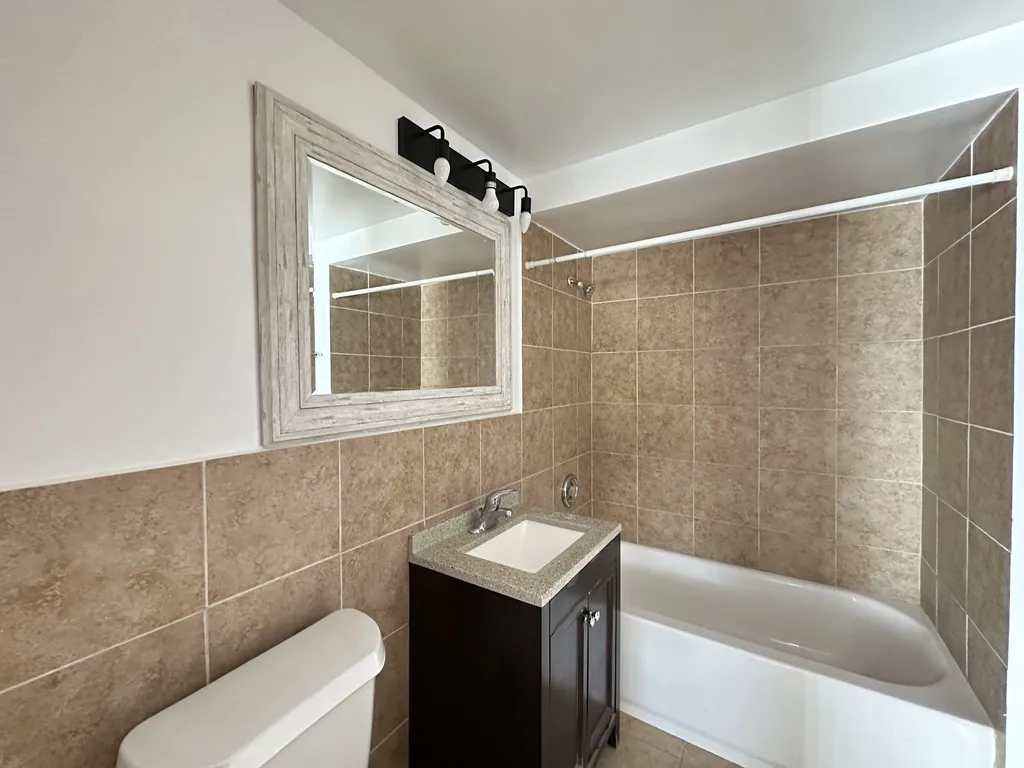 1004 S River Rd, Des Plaines,  60016, USA 60016-unit#102-Chicago-IL