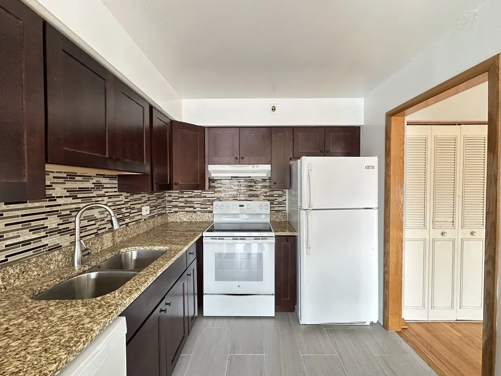 1004 S River Rd, Des Plaines,  60016, USA 60016-unit#301-Chicago-IL