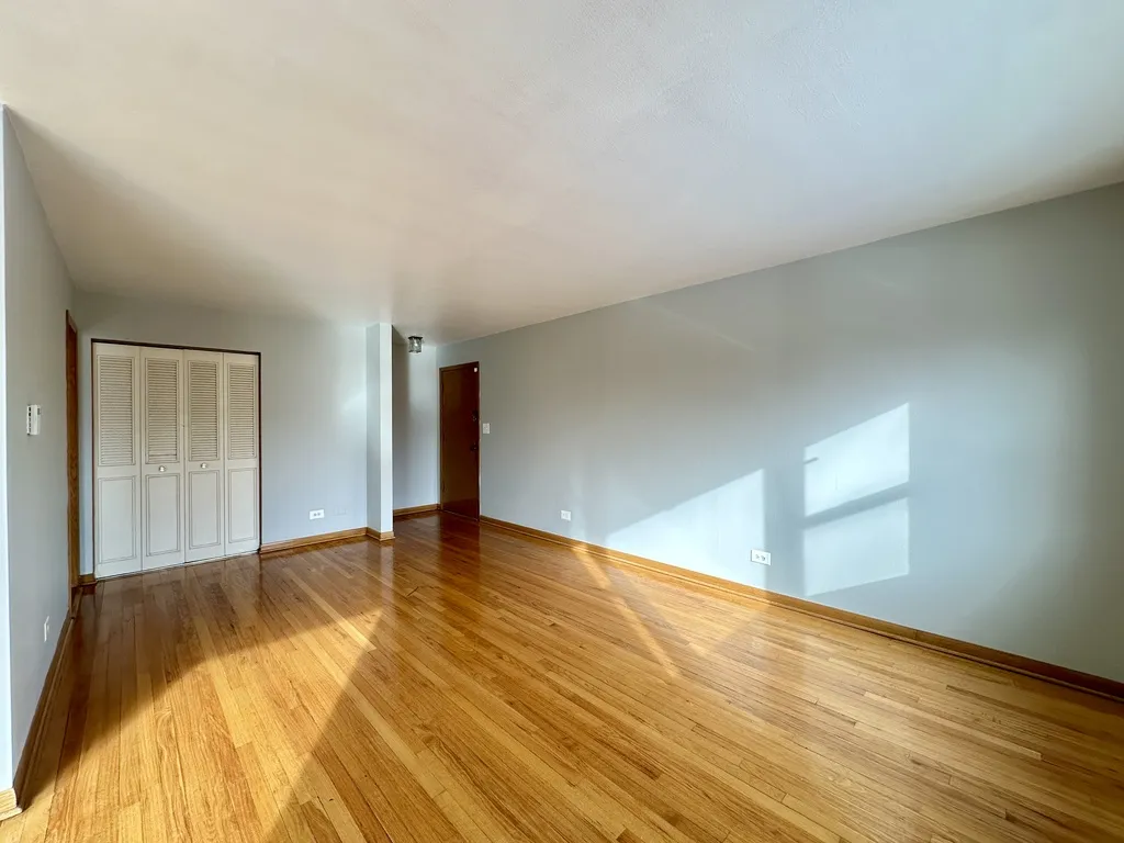 1004 S River Rd, Des Plaines,  60016, USA 60016-unit#301-Chicago-IL