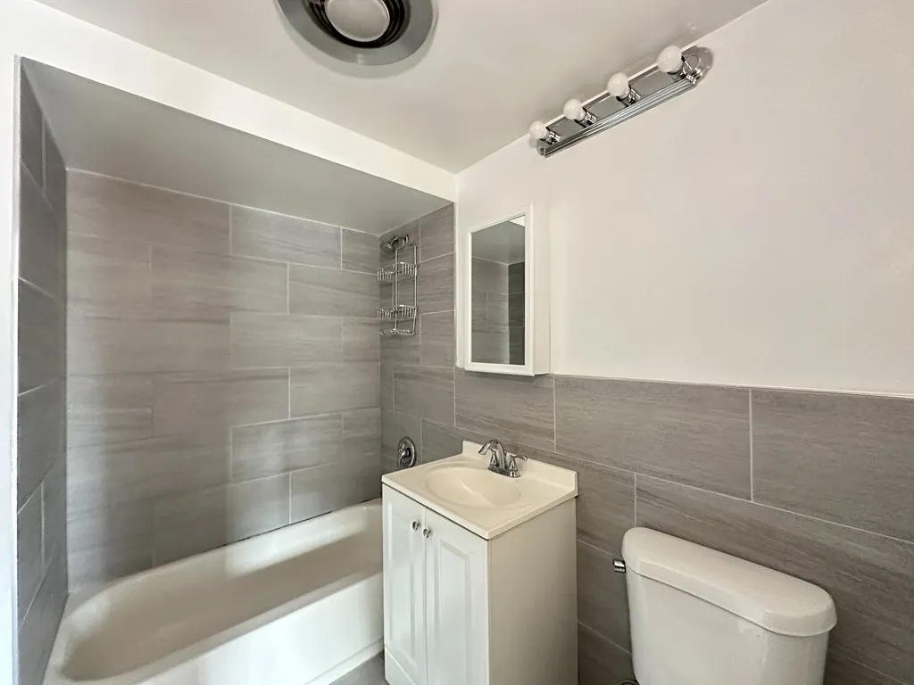 1004 S River Rd, Des Plaines,  60016, USA 60016-unit#301-Chicago-IL