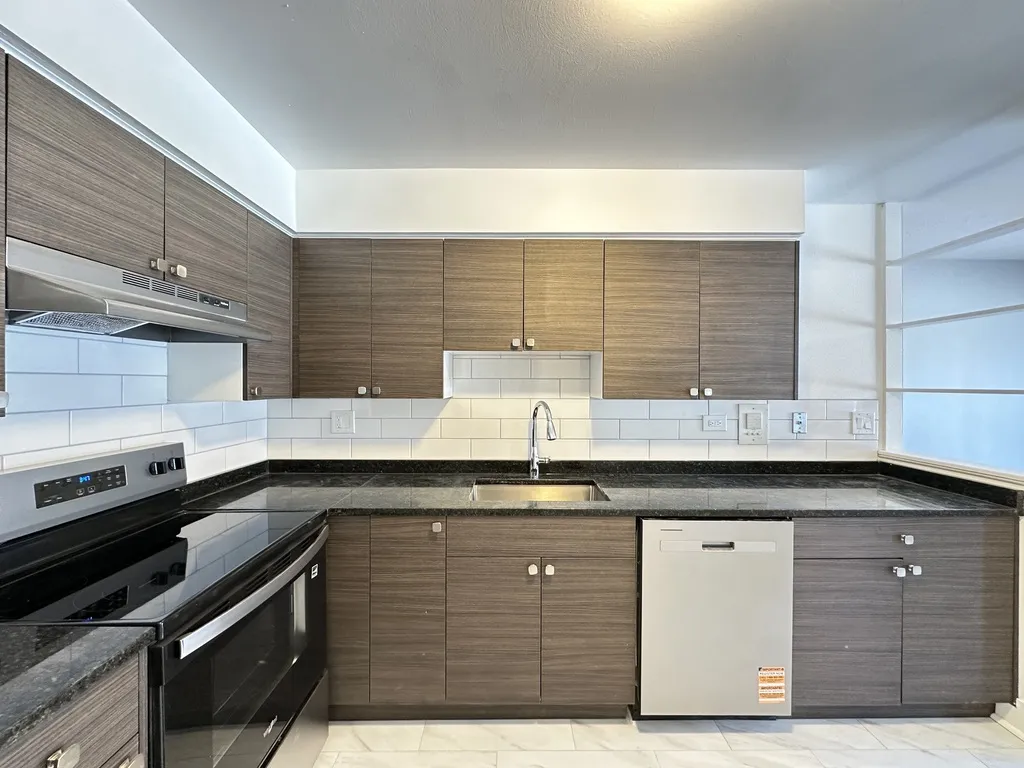 1639 Oakwood Ave, Des Plaines,  60016, USA 60016-unit#102-Chicago-IL