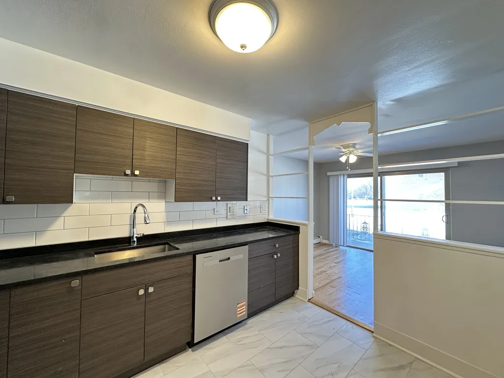 1639 Oakwood Ave, Des Plaines,  60016, USA 60016-unit#102-Chicago-IL