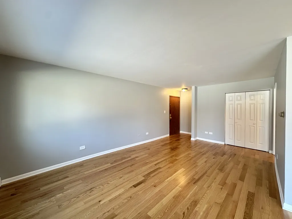 1639 Oakwood Ave, Des Plaines,  60016, USA 60016-unit#102-Chicago-IL