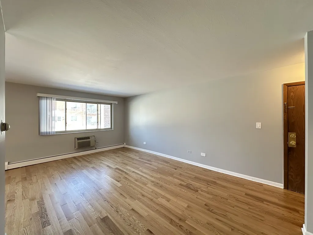 1639 Oakwood Ave, Des Plaines,  60016, USA 60016-unit#102-Chicago-IL