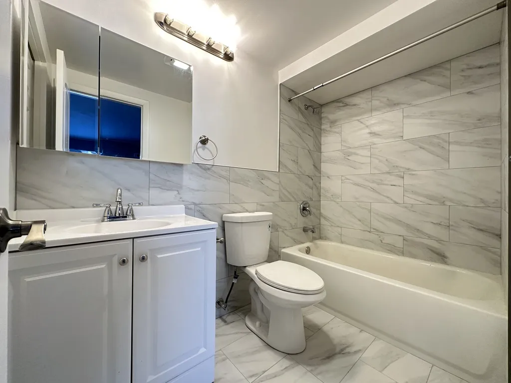 1639 Oakwood Ave, Des Plaines,  60016, USA 60016-unit#102-Chicago-IL