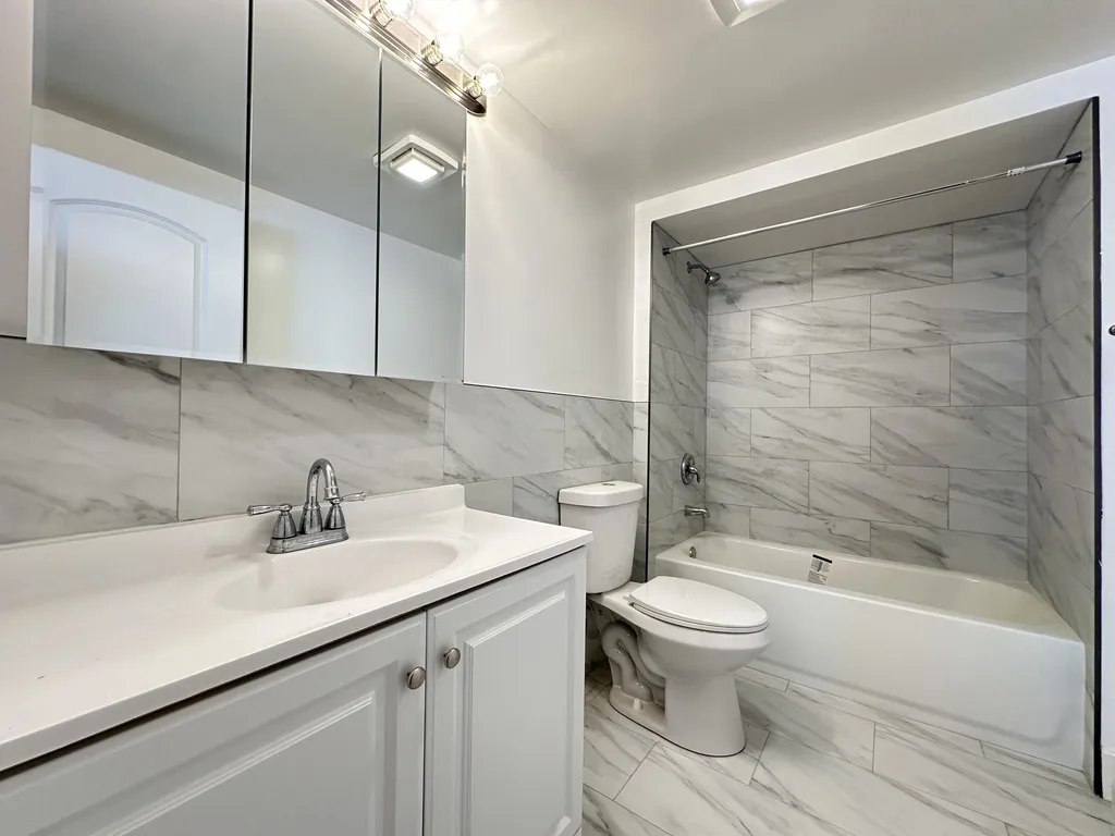 1639 Oakwood Ave, Des Plaines,  60016, USA 60016-unit#102-Chicago-IL