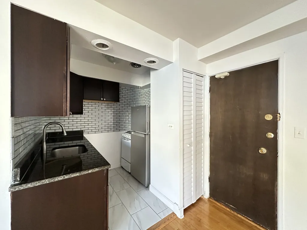 6830 N Sheridan Rd, ,  60626, USA 60626-unit#563-Chicago-IL