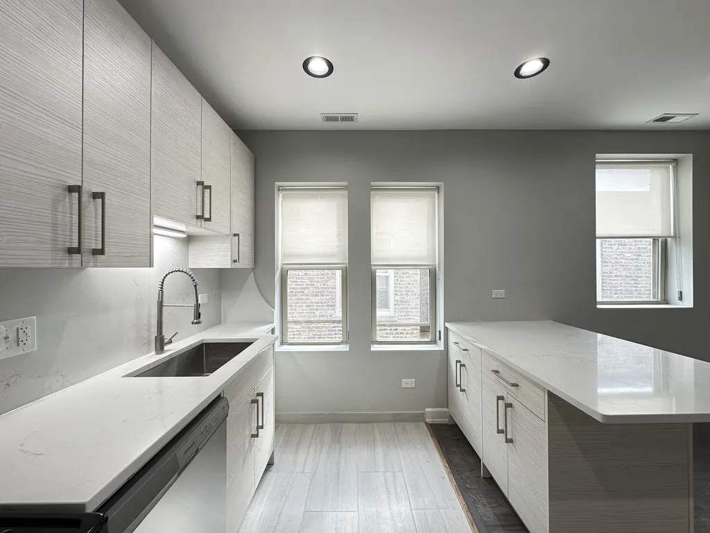 236 S Maple Ave, Oak Park,  60302, USA 60302-unit#3J-Chicago-IL