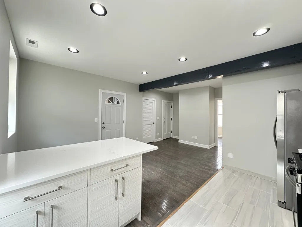 236 S Maple Ave, Oak Park,  60302, USA 60302-unit#3J-Chicago-IL