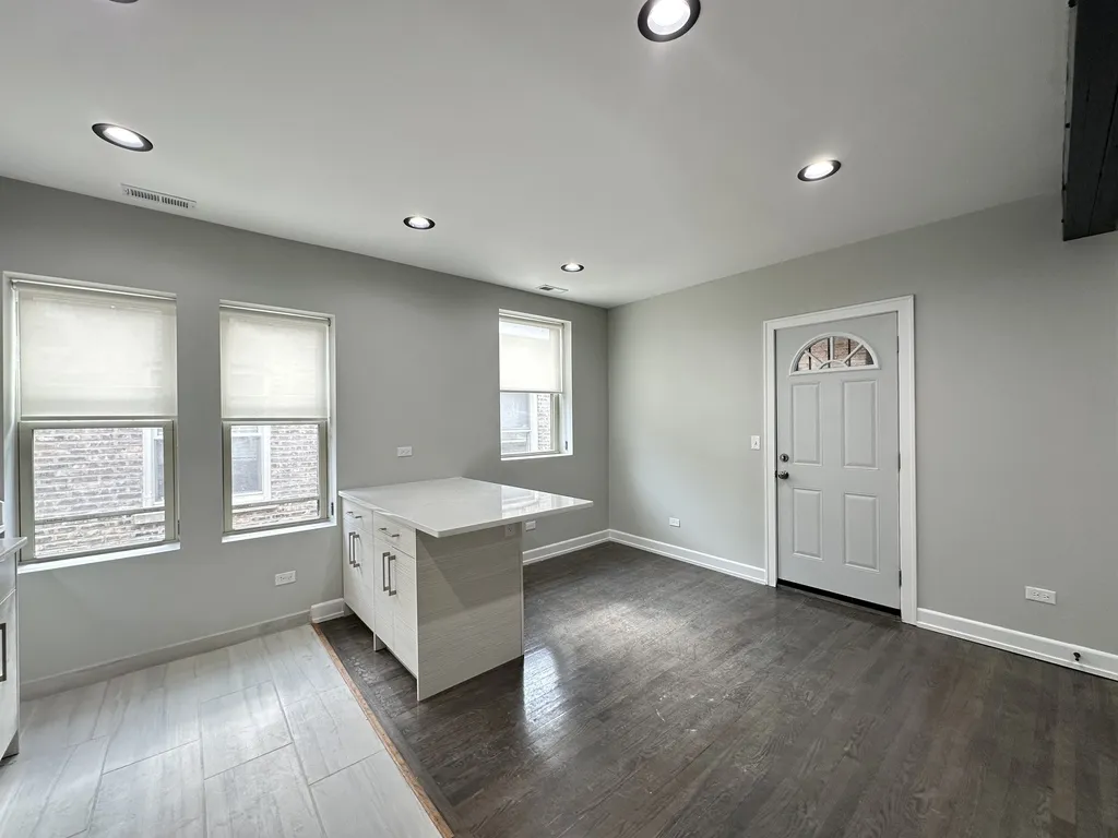 236 S Maple Ave, Oak Park,  60302, USA 60302-unit#3J-Chicago-IL