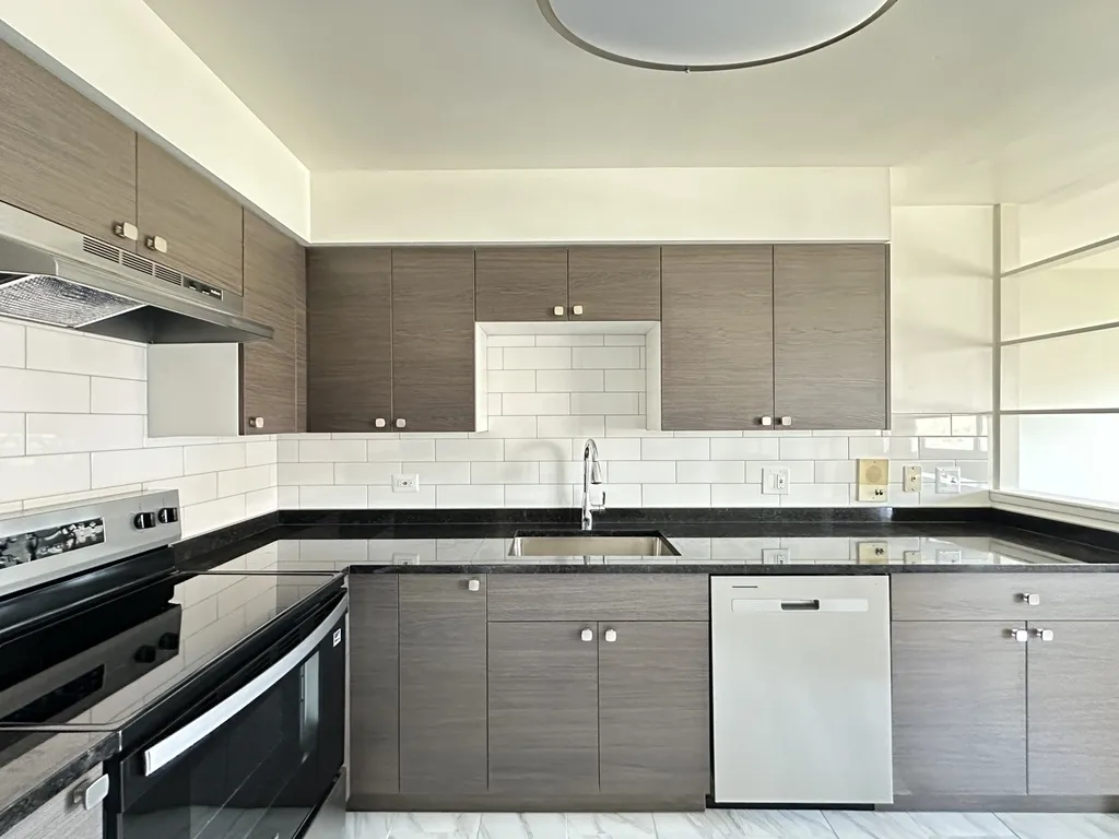 1026 S River Rd, Des Plaines,  60016, USA 60016-unit#2B-Chicago-IL