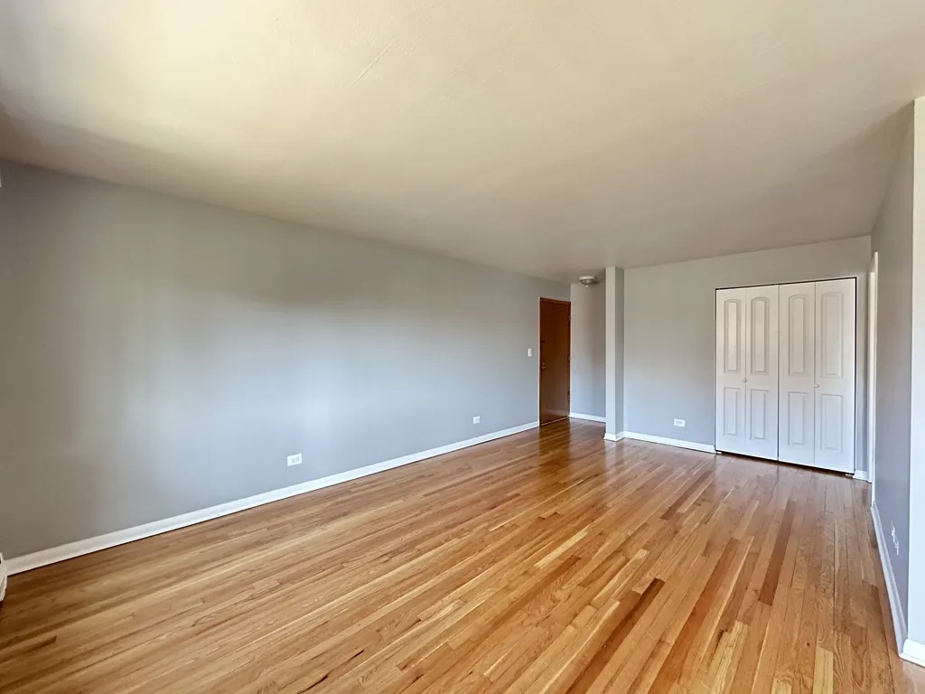 1026 S River Rd, Des Plaines,  60016, USA 60016-unit#2B-Chicago-IL