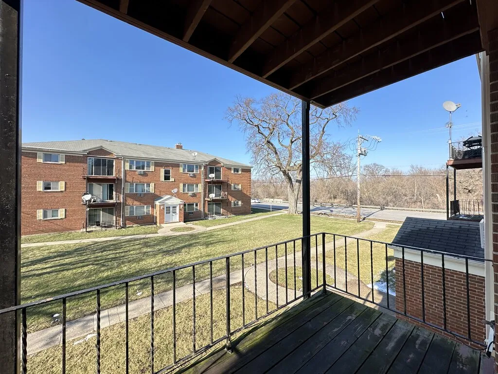 1026 S River Rd, Des Plaines,  60016, USA 60016-unit#2B-Chicago-IL
