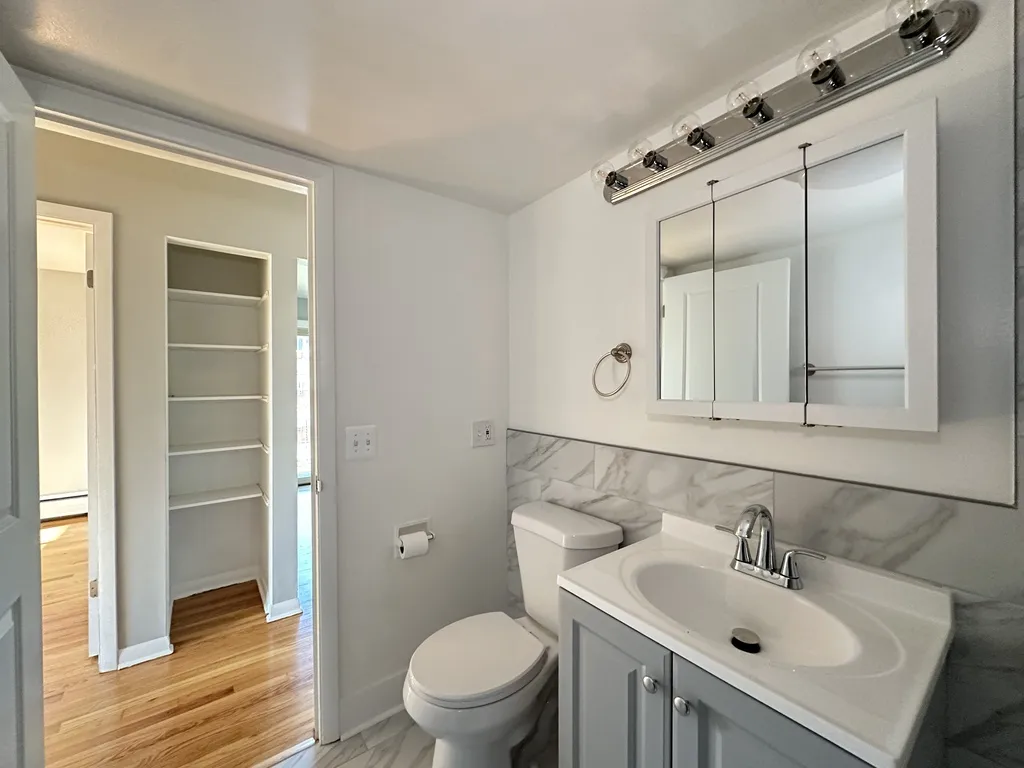 1026 S River Rd, Des Plaines,  60016, USA 60016-unit#2B-Chicago-IL