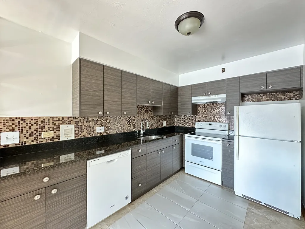 1639 Oakwood Ave, Des Plaines,  60016, USA 60016-unit#304-Chicago-IL