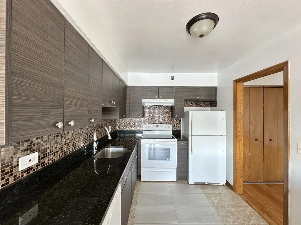 1639 Oakwood Ave, Des Plaines,  60016, USA 60016-unit#304-Chicago-IL