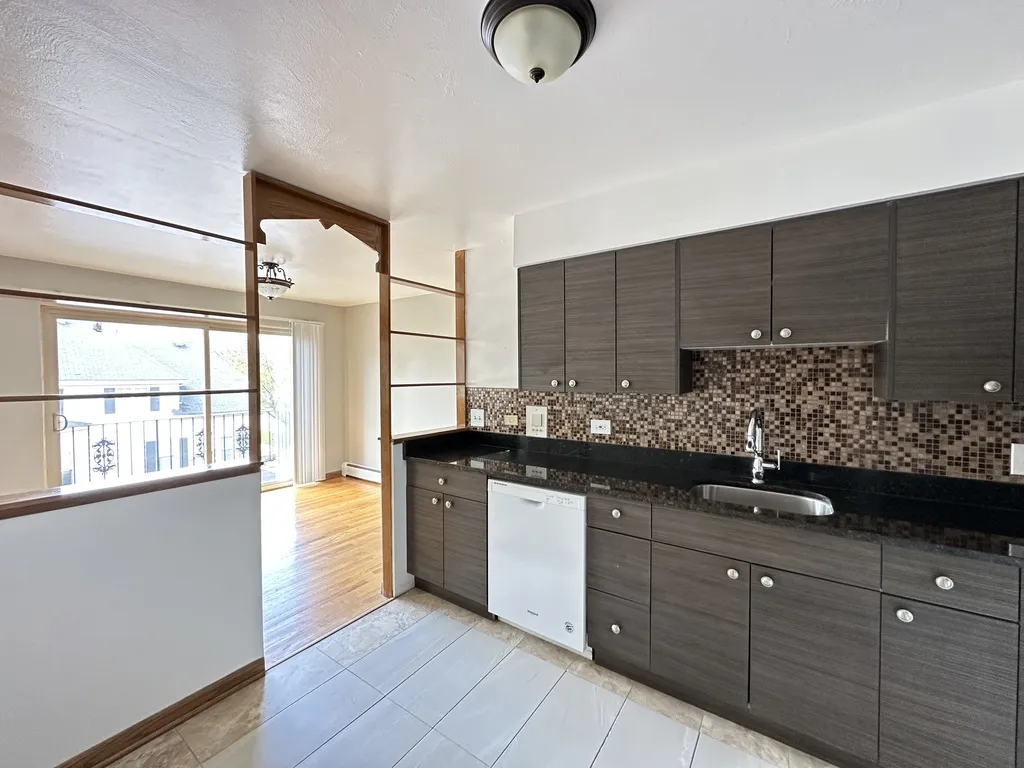 1639 Oakwood Ave, Des Plaines, 60016, USA 60016-unit#304-Chicago-IL