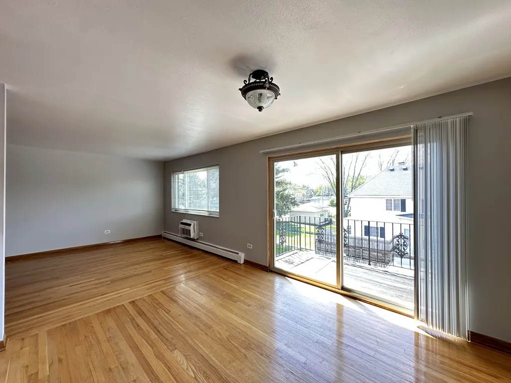 1639 Oakwood Ave, Des Plaines, 60016, USA 60016-unit#304-Chicago-IL