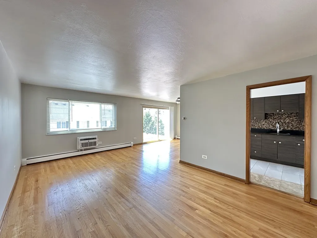 1639 Oakwood Ave, Des Plaines, 60016, USA 60016-unit#304-Chicago-IL