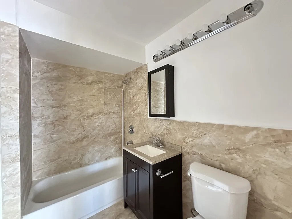 1639 Oakwood Ave, Des Plaines, 60016, USA 60016-unit#304-Chicago-IL