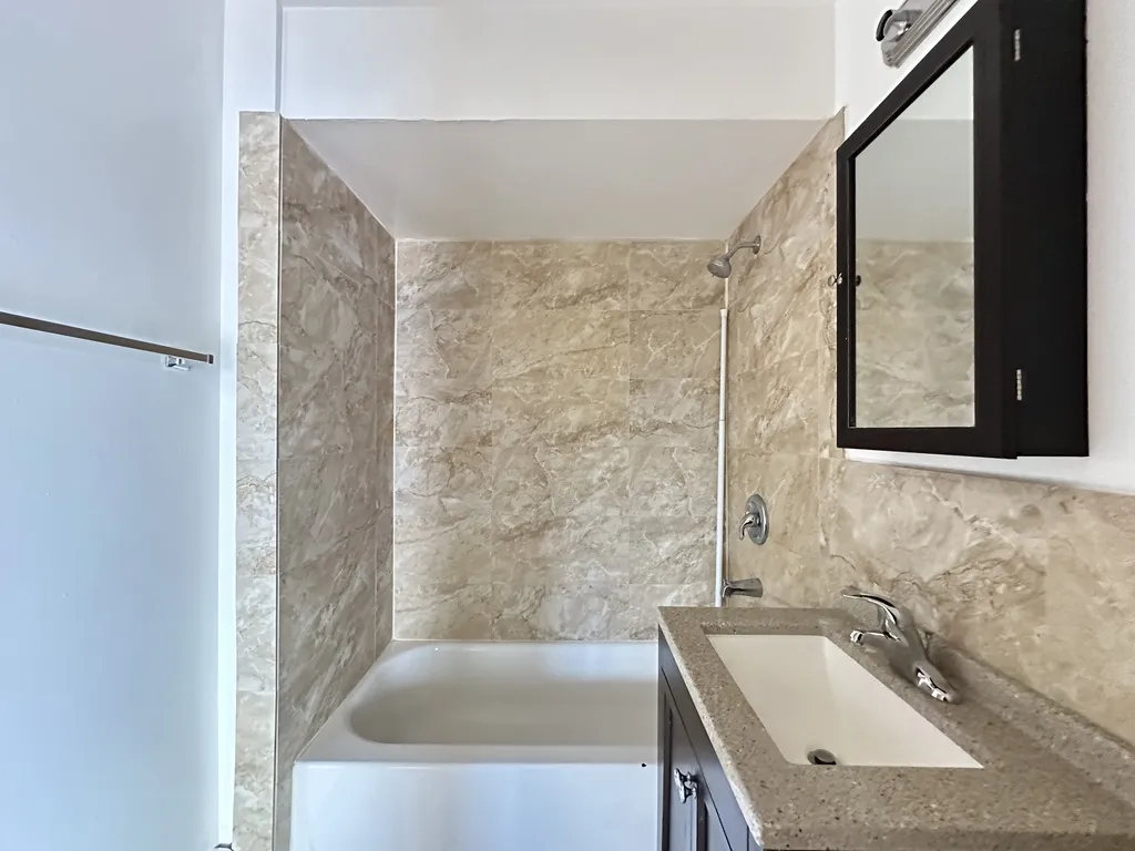 1639 Oakwood Ave, Des Plaines, 60016, USA 60016-unit#304-Chicago-IL