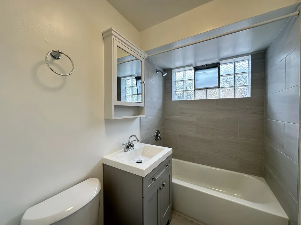 6709 N California Ave, , 60645, USA 60645-unit#2N-Chicago-IL