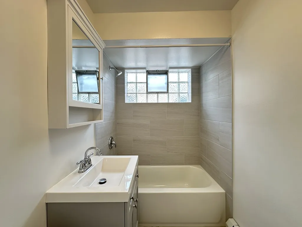 6709 N California Ave, , 60645, USA 60645-unit#2N-Chicago-IL