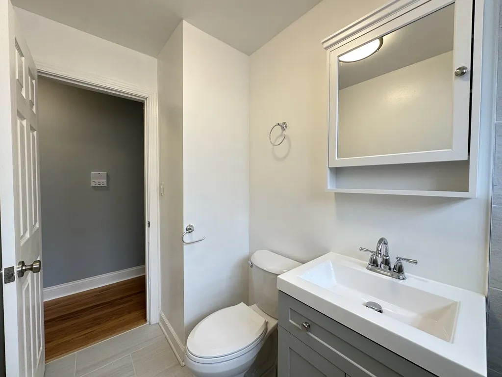 6709 N California Ave, , 60645, USA 60645-unit#2N-Chicago-IL