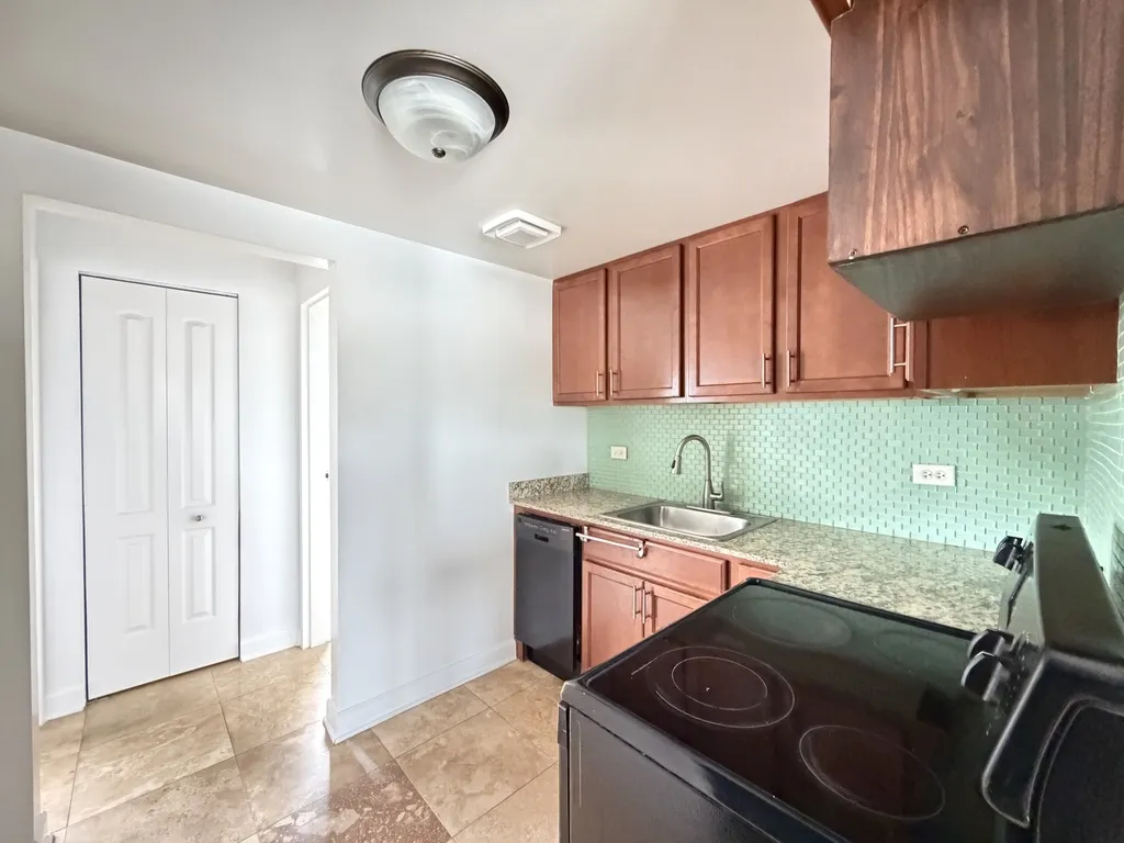 7630 N Milwaukee Ave, Niles, 60714, USA 60714-unit#2A-Chicago-IL