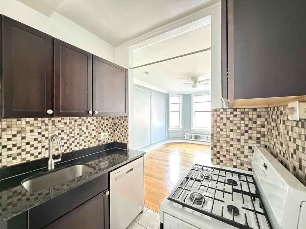 1371 W Estes Ave, , 60626, USA 60626-unit#2F-Chicago-IL