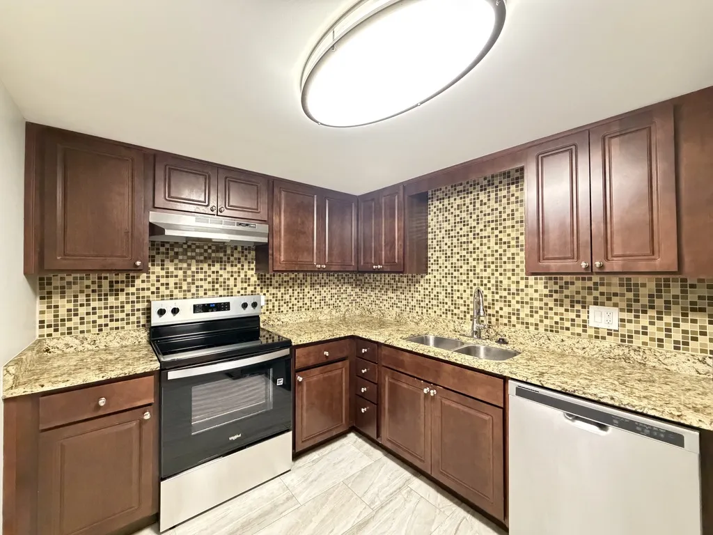 525 N Quentin Rd, Palatine,  60067, USA 60067-unit#216-Chicago-IL