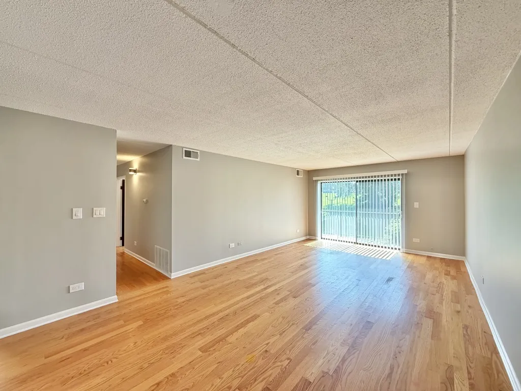 525 N Quentin Rd, Palatine,  60067, USA 60067-unit#216-Chicago-IL