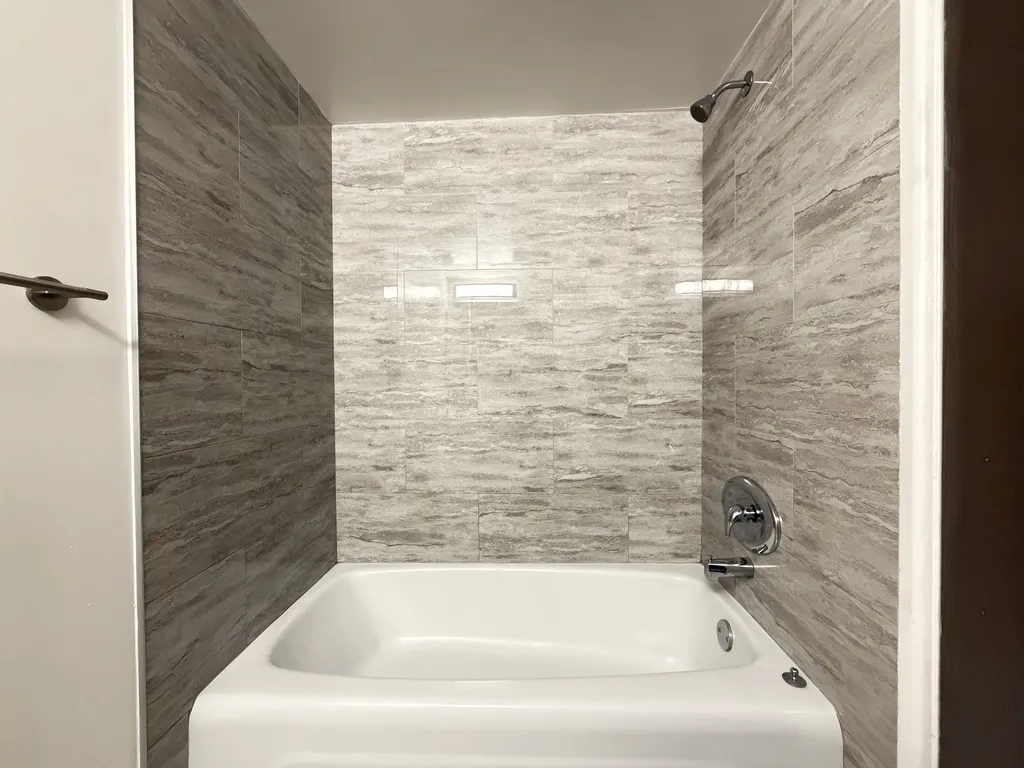 525 N Quentin Rd, Palatine,  60067, USA 60067-unit#216-Chicago-IL