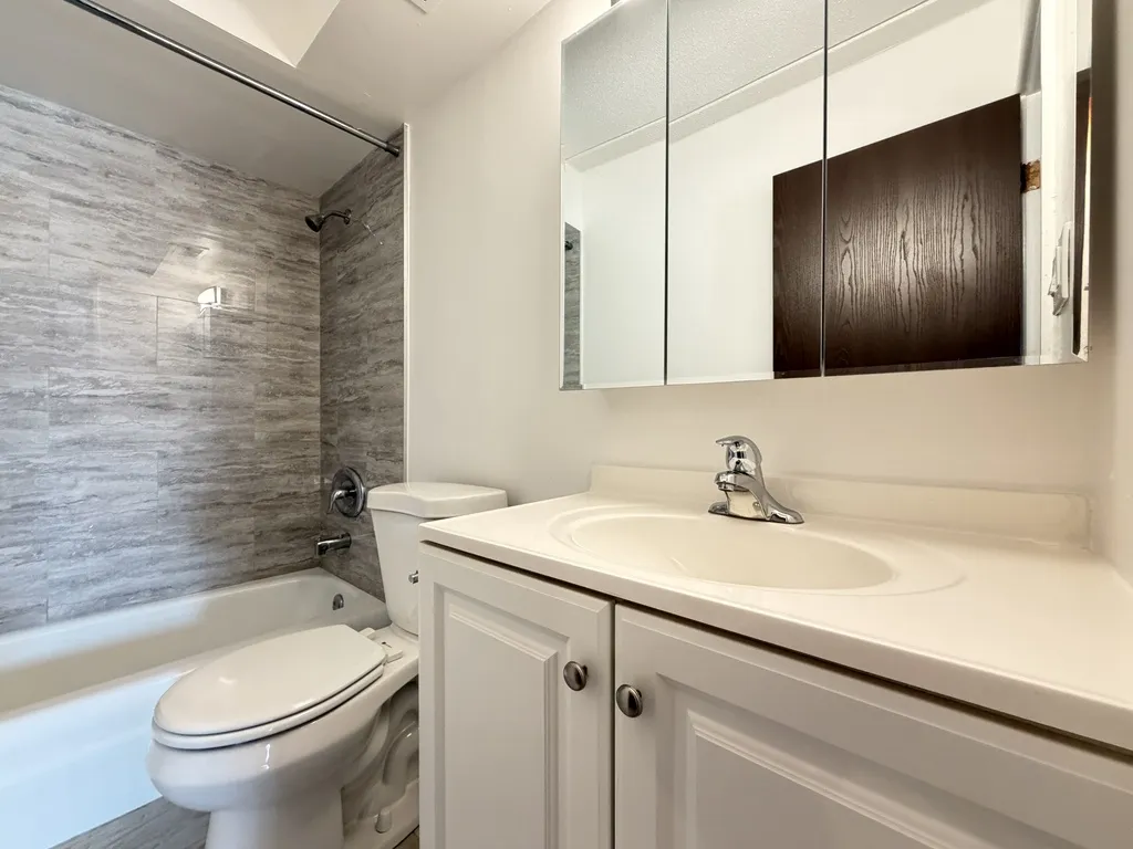 525 N Quentin Rd, Palatine,  60067, USA 60067-unit#216-Chicago-IL