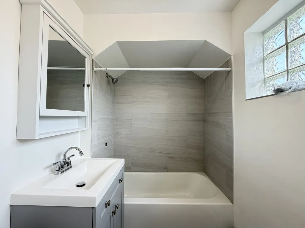 2754 W North Shore Ave, ,  60645, USA 60645-unit#2S-Chicago-IL