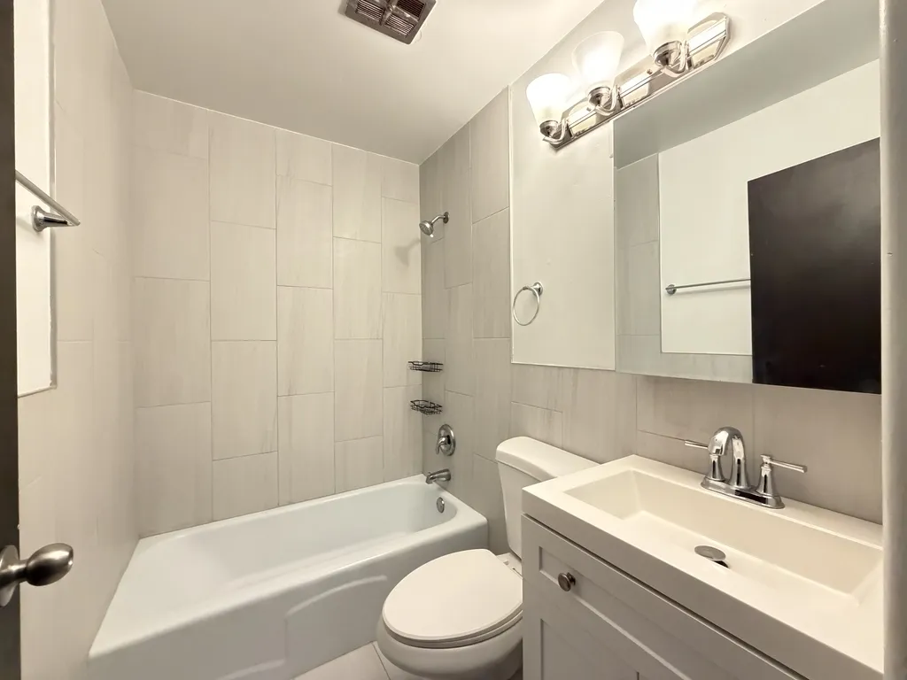 3825 N Pine Grove Ave, , 60613, USA 60613-unit#213-Chicago-IL